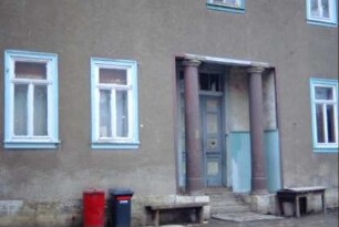 zurückgesetztes Eingangsportal, zwei Säulen als Stützen