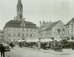 Cottbus, Altmarkt mit Verkaufsständen. Blick gegen das Rathaus von Nordwesten