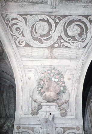 Scheinarchitektur und dekorative Elemente