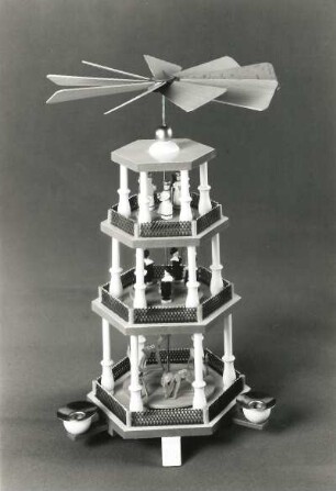 Dreistöckige Pyramide mit geschnitzten und gedrehten Figuren : Dreistöckige Pyramide mit geschnitzten und gedrehten Figuren. Holz, bemalt; H. 30 cm. Dresden: Museum für Sächsische Volkskunst G 5662