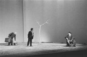 Szenenbilder aus "Warten auf Godot", Theaterstück von Samuel Beckett. Schiller-Theater Berlin, Februar 1965