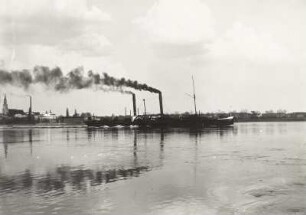 Coswig, Blick über die Elbe mit Personen-Seitenraddampfer "Hansa" gegen die Stadt