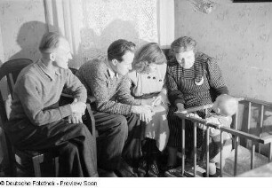 Porträt Lothar als Kleinkind mit älterem Ehepaar und Renate und Roger Rössing