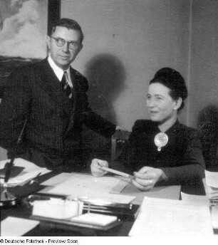 Portraitserie Jean-Paul Sartre : Jean-Paul Sartre und Simone de Beauvoir anläßlich der Inszenierung seines Dramas "Die Fliegen" im Hebbel-Theater, Premiere 07.01.1948 (im Beisein des Autors)