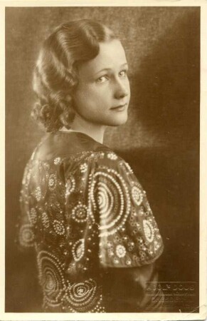 Porträt der Sopranistin Erika Kaufmann. Dresden, um 1920. Fotografie von Adolf Dous (Weltpostkarte mit Atelier-Prägestempel, verso bezeichnet)