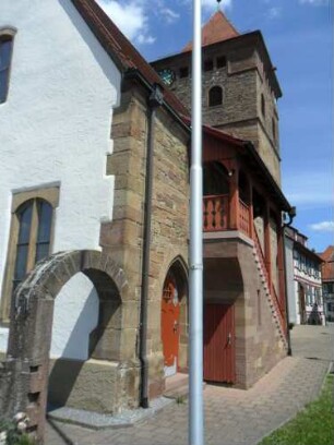 Kirche-Ansicht von Westen mit westerweitertem Langhaus und Aufgangstreppe zu Emporen