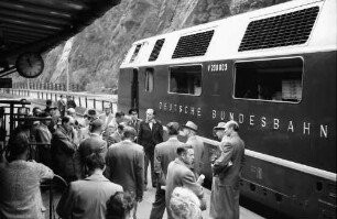 Triberg: Presseleute vor Diesellok im Bahnhof Triberg