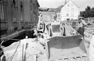 Fund einer Zehn-Zentner-Bombe aus dem Zweiten Weltkrieg bei Grabungsarbeiten am Fundament der Post in Durlach.