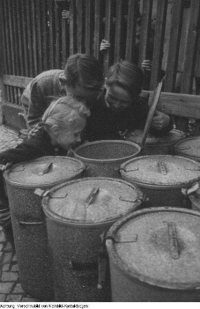 Internationales Rotes Kreuz. Kinderspeisung durchgeführt von der Volkssolidarität, 1949