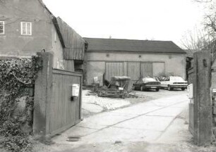 Medingen, Dorfstraße 31. Dreiseithof (1851/1875 und 1701/1800). Blick durch die Toreinfahrt