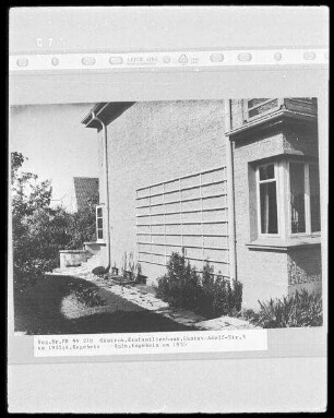 Güstrow, Gustav-Adolf-Straße 3. Einfamilienwohnhaus (um 1935; A. Kegebein). Seite mit Spalier