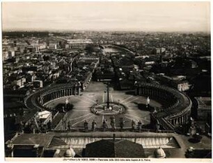 Blick über den Petersplatz und Rom von der Kuppel des Petersdom aus: Panorama
