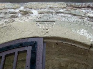 Kirchhof im Osten - Kirchhofmauer von Ortsseite - Außenbogen der ehemaligen Toranlage - Schlußstein mit Jahr 1788 und Steinmetzzeichen (Renovierung)