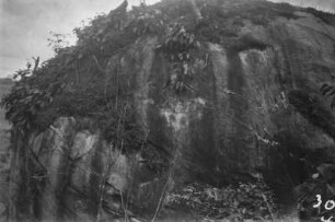 Hydrothermale Schalenverwitterung : Eine durch hydrothermale Schalenverwitterung entstande Rundung an einem Inselberg.