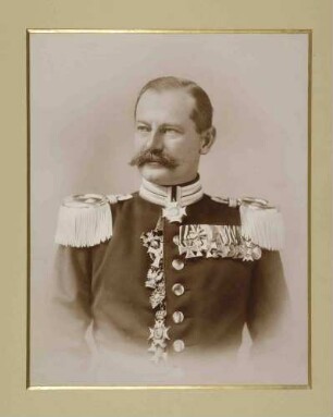 Freiherr Günther von Schlotheim in Uniform mit Orden, Oberst und Regimentskommandeur von 1889-1892, zuletzt Generalmajor, Brustbild in Halbprofil