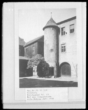 Freiberg (Sachsen), Kirchgasse 15. Wohnhaus, sogenannter Schönbergscher Hof (1682). Innenhof mit Wendelstein