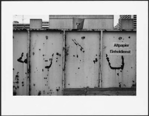 Junge mit Maske in Altpapiercontainer, München