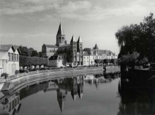 Blick über die Bourbince Richtung Basilika in Paray le Monial