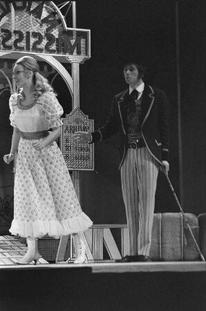 Szenenbilder aus "Show Boat", Musical von Jerome Kern mit Libretto von Oscar Hammerstein. Metropol-Theater Berlin, Premiere 20.12.1974