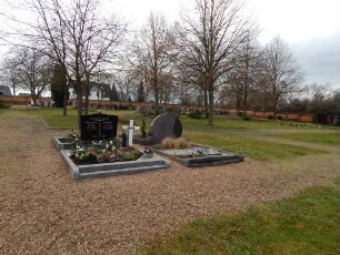 Friedhofsmauer mit Ehrenmal (Friedhofsanlage); Babenhausen, Am Flurgraben, Am Flurgraben 20