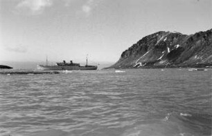 Reisefotos Norwegen. Das Passagierschiff "Milwaukee" vor der Küste von Spitzbergen nahe der Magdalenenbcht