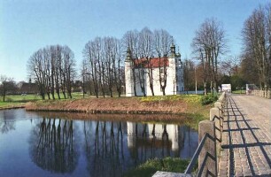 Ostseite, davor Lindenreihe mit Osterglocken und Schlossbrücke über den äußeren Schlossgraben