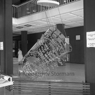Foyer: Kronleuchter von Wolfgang Tümpel: abgestürzt