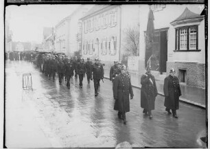 Begräbnis Hermann Ott; Trauerzug in der Antonstraße, Feuerwehrmann hinter dem Kranzträger: Hauptmann Georg Gauggel; Reihe dahinter: Mitte Schlossermeister Andreas Hermann Ott; links: Flaschner Karl Flad Reihe dahinter: links Zimmermeister Kappler?, rechts: Küfermeister Hermann Schaich, Reihe dahinter: links Schneider Emele