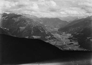 Talblick : Blick vom Rosskopf auf das Tal mit einer Straße und vereinzelten Höfen.