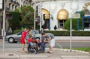 Nizza - Passanten vor dem Hotel : Passanten vor dem Luxus-Hotel Negresco an der Promenade des Anglais in Nizza. 2006