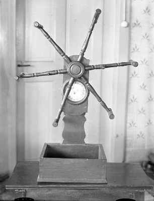 Sechsarmige Drehhaspel (Weife) mit Zählwerk. Holz. Wohl 1801/1900, Weifa (obersorbisch Motydło), Handweberstube