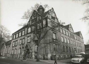 Flöha, Augustusburger Straße 1. Friedrich-Schiller-Schule (1880, 1889/1901 erweitert, Umbau 1909). Eckansicht mit Eingang