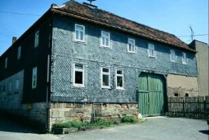 Bauernhof mit Torfahrt, verschiefertem Giebel, Bruchsteinsockel