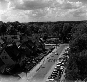 Bangertstraße: Blick vom Hochhaus [später Gebäude B] der Kreisverwaltung: vorn rechts und hinten Kurpark: rechts Parkflächen mit Pkws: links Einfamilienhäuser: dahinter Sülzberg mit Parkhotel und Haus des Handwerks