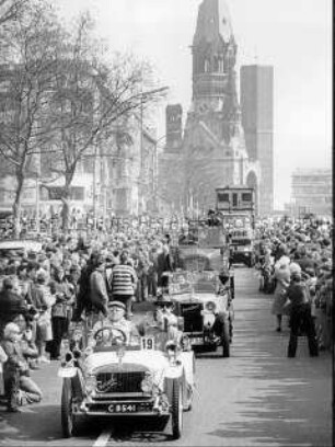 Auto-Korso mit Oldtimern an der Berliner Gedächtniskirche