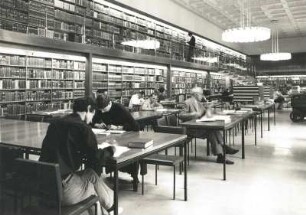 Berlin-Mitte. Deutsche Staatsbibliothek Unter den Linden. Lesesaal für Gesellschaftswissenschaften, Benutzer an den Arbeitstischen