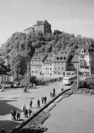 Greiz. Stadtansicht mit Oberem Schloß auf dem Schloßberg. Blick über die Friedensbrücke (Straßenbrücke über die Weiße Elster) nach Nordwest