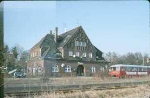 Ziesar Schienenbus 772 012 Empfangsgebäude Bahnsteig