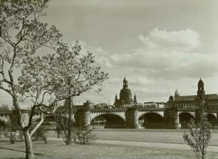 Dresden, Blick vom Neustädter Elbufer in Höhe des Japanischen Palais nach Südosten auf die Altstadt