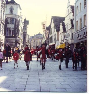 Landsknechtsfanfarenzug aus Lemgo-Brake in Detmold / Festumzug. Detmold. Marktplatz. Papierabzug