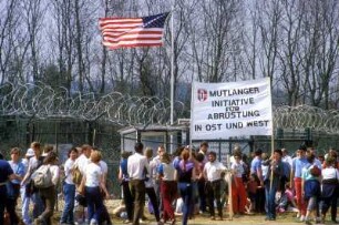 Demonstration vor dem US-Militärlager in Mutlangen