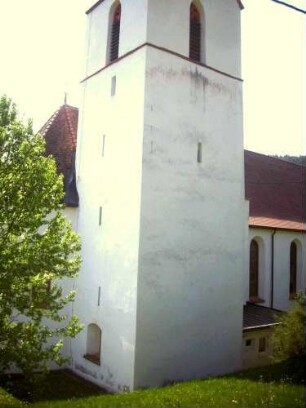 Kirche von Nordosten über Kirchturm (im Kern Gotisch)-Mittelgeschosse mit Schlitzfenstern-Glockenstube im 18 Jh renoviert)