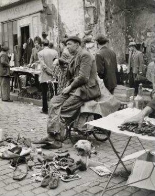 Paris, 1952. Marché aux puces, rue Mouffetarde