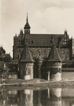 Westpreußen. Marienburg (heute Zamek w Malborku). Ansicht des Hochschlosses der im 13. Jahrhundert erbauten Ordensburg des Deutschen Ordens von der Nogat gesehen. Im Vordergrund die Türme des Brückentores