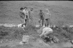 Čičmany. Akt-Pleinair 1980. Renate Rössing und andere Teilnehmerinnen beobachten Günter Rössler an einem Bach