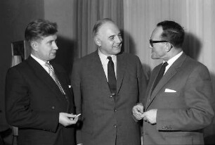 Müllheim: Motel Alte Post; Landesregierung in Müllheim; stehend: Minister Haußmann, Wiedemann