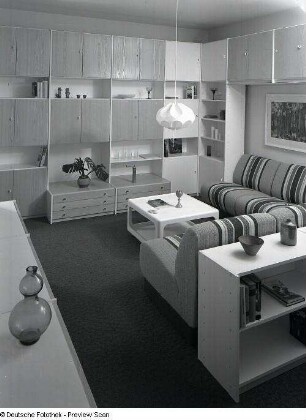 Anbauwand : Vierraumwohnung des Typs WBS 70. Wohnzimmer mit Anbauwand und Sitzgruppe