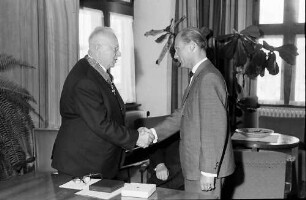 Freiburg: Regierungspräsidium; Bundesverdienstkreuz für Georg Menges; Regierungspräsident Dichtel überreicht es