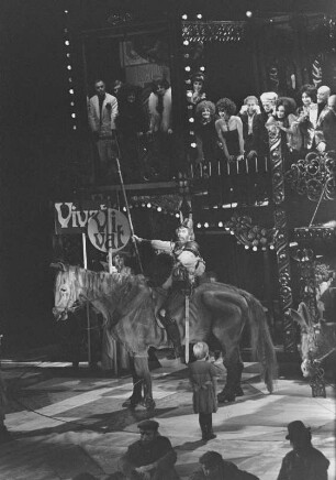Szenenbilder aus "Don Quichotte", Comédie-héroique in fünf Akten von Jules Massenet nach Miguel de Cervantes. Komische Oper Berlin, Premiere 03.10.1971. Mit der Rosinante von Eddy Fischer.