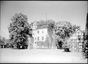 Berlin, Jagdschloss Grunewald, Aussenansicht mit blutender Kastanie ohne Geweihe.
